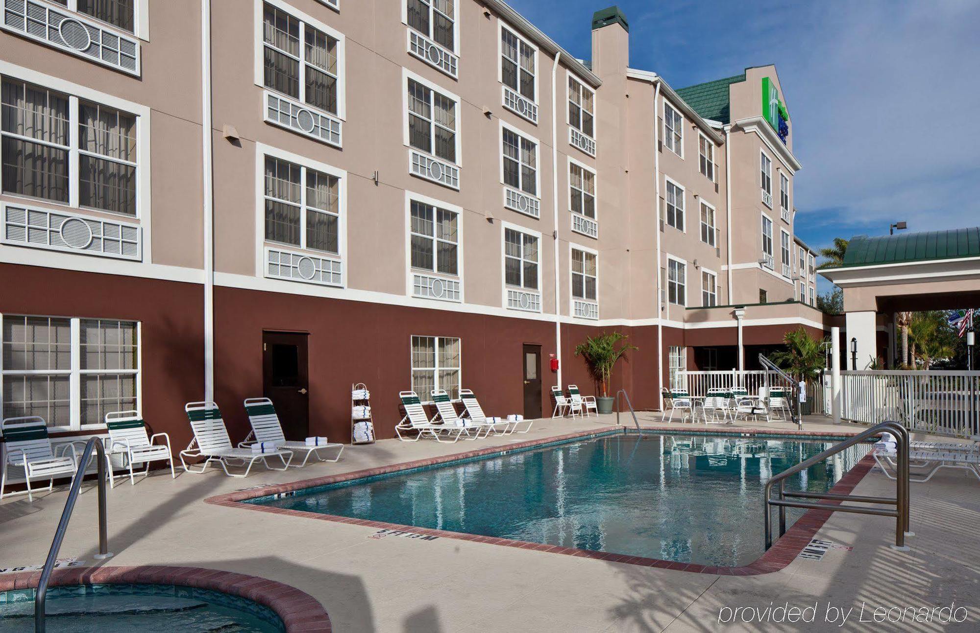 Express & Sarasota East By Ihg Hotel Vamo