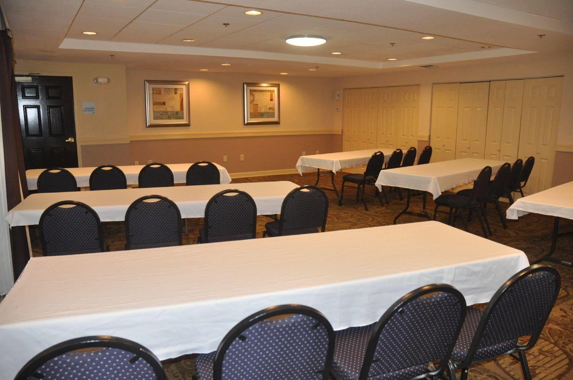 Express & Sarasota East By Ihg Hotel Vamo